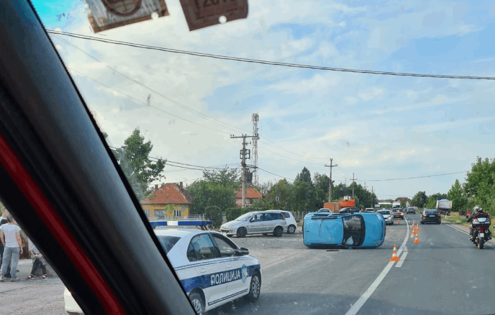 TEŠKA SAOBRAĆAJKA NA IBARSKOJ MAGISTRALI: Automobil se prevrnuo, POVREĐENO VIŠE OSOBA! (FOTO) 

